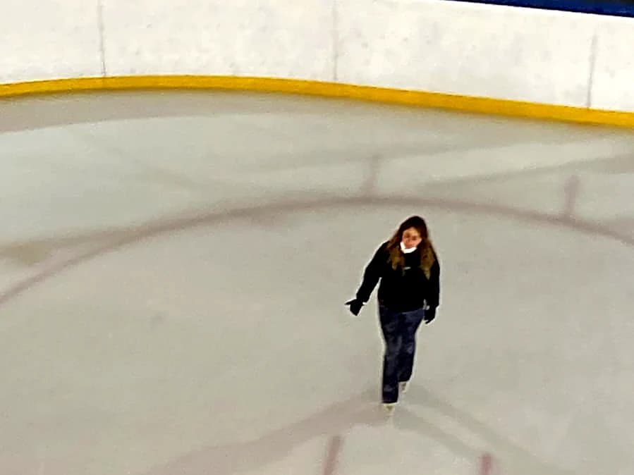 Pista de hielo dentro de un centro comercial, con una patinadora sobre el hielo
