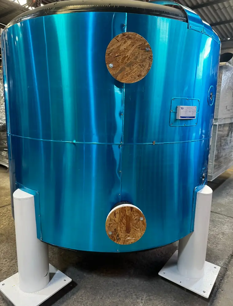 Recipiente a presión recién fabricado en el taller de Drommek, con sus bocas tapadas y soportes listos para entrega