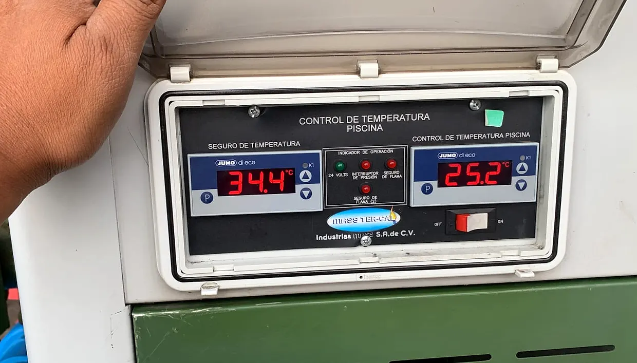 Tablero de control de temperatura de piscina, con lecturas de seguro y de operación