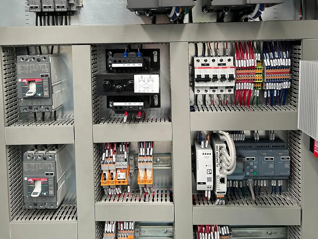 Tablero de control con variadores de frecuencia, guardamotores y contactores durante su armado en taller