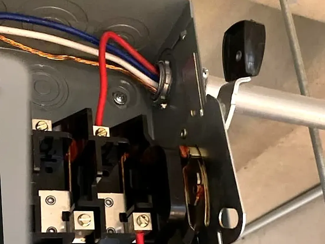 Desconectador eléctrico abierto con su contactor, barras y cableado de fuerza