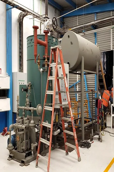 Generador de vapor con su tanque, tablero y tren de bombeo instalado
